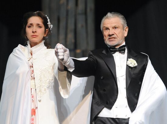 Press preview of "Drama in the Hunt" play at Et Cetera Theater