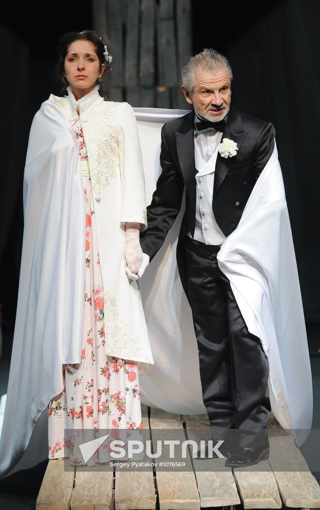 Press preview of "Drama in the Hunt" play at Et Cetera Theater