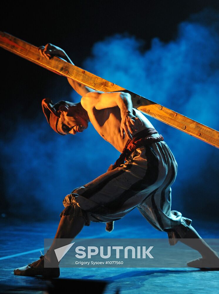 Rehearsal for play "Harlequin" at DEREVO theater