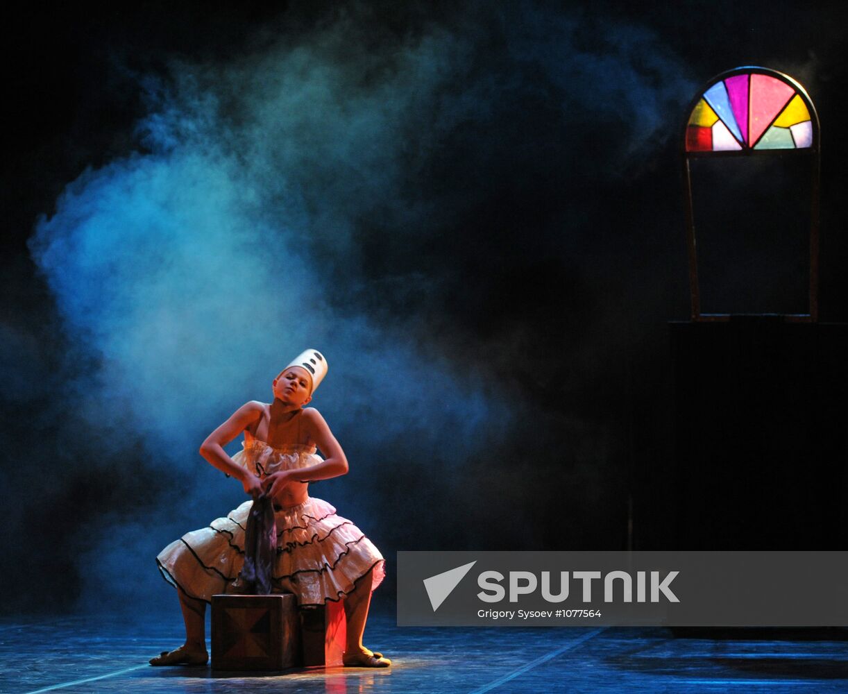 Rehearsal for play "Harlequin" at DEREVO theater