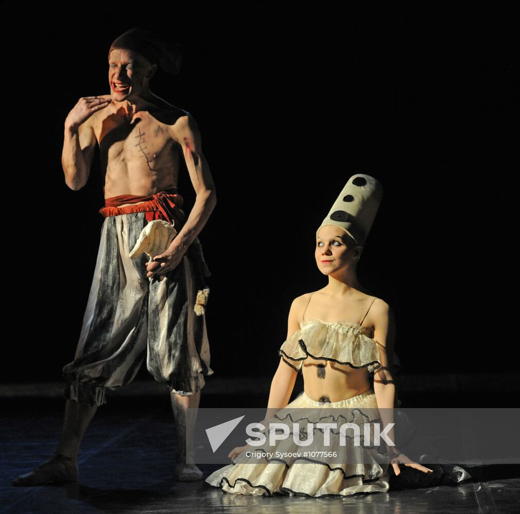 Rehearsal for play "Harlequin" at DEREVO theater