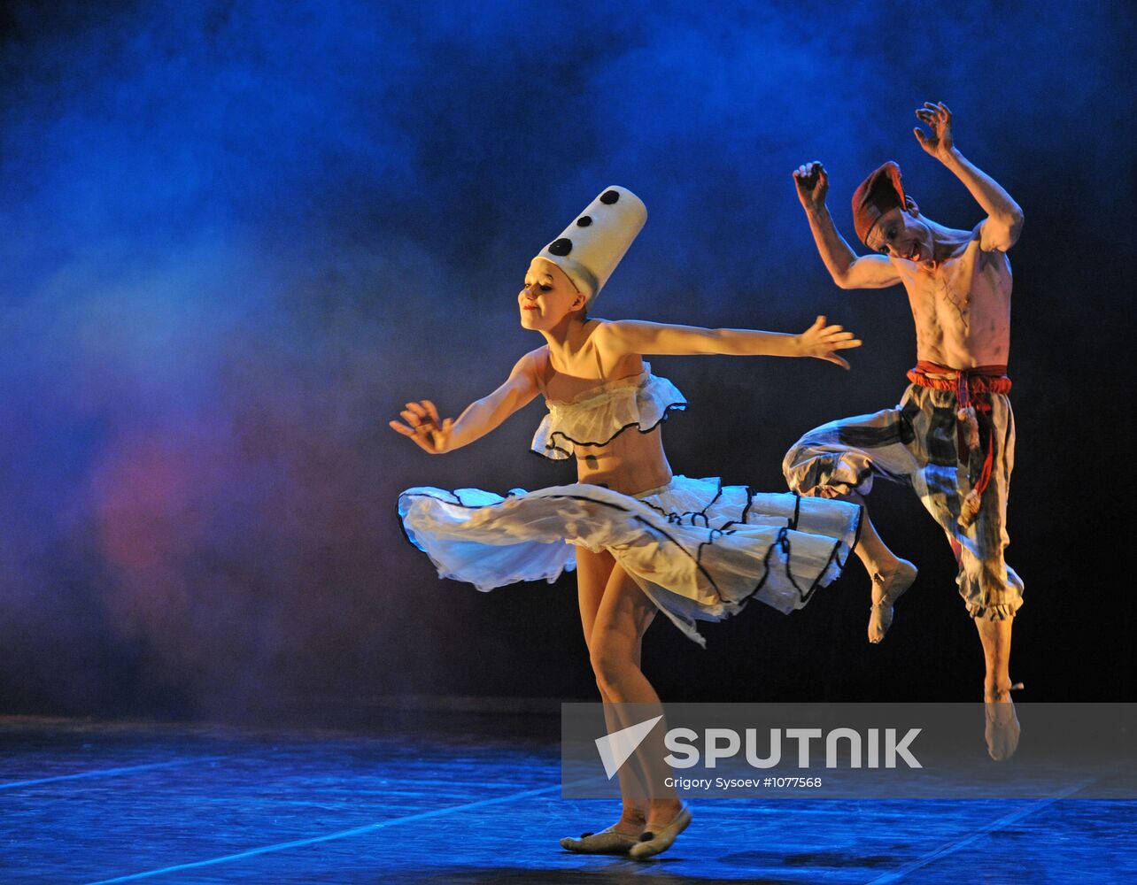 Rehearsal for play "Harlequin" at DEREVO theater