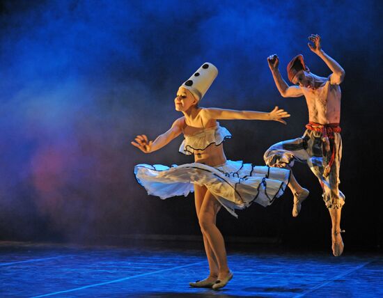 Rehearsal for play "Harlequin" at DEREVO theater