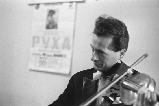 Romanian violinist Stefan Ruha