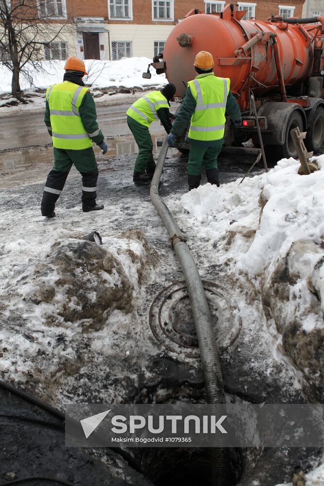 Cleaning debris from storm sewer in Kazan