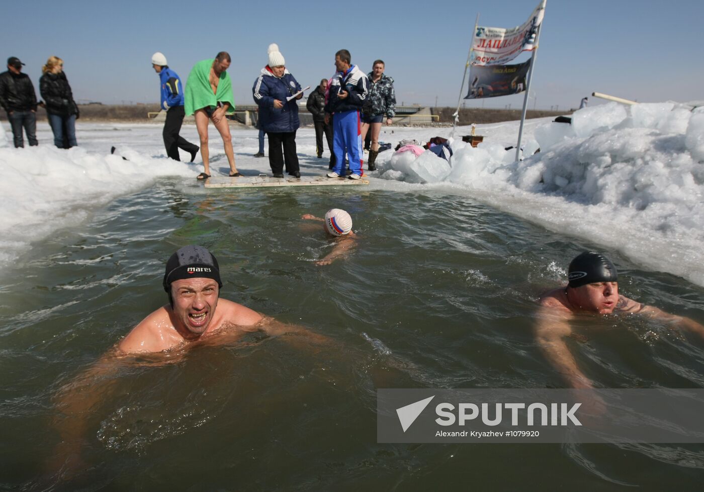 Ice swimming championships in Berdsk Gulf