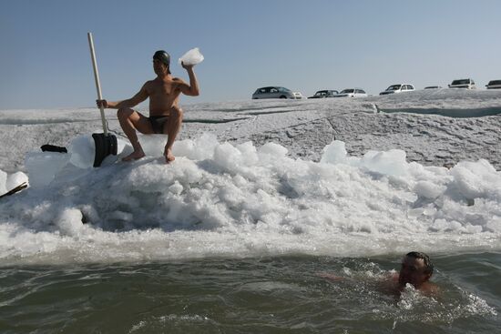 Ice swimming championships in Berdsk Gulf