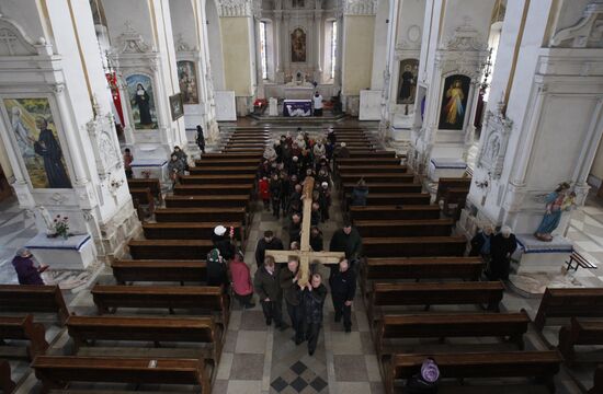 Celebrating Catholic Palm Sunday in village of Oshmyani