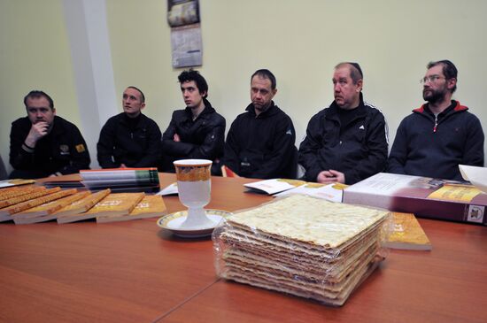 Preparation for Passover in the synagogue at Butyrka prison
