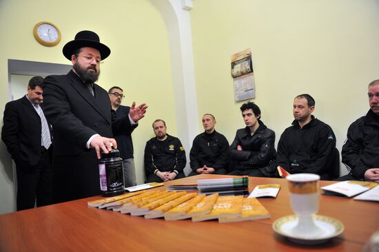 Preparation for Passover in the synagogue at Butyrka prison