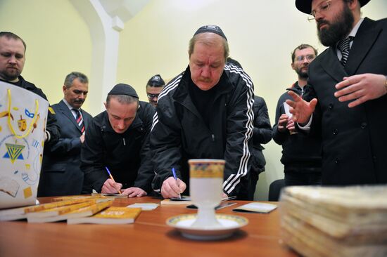 Preparation for Passover in the synagogue at Butyrka prison