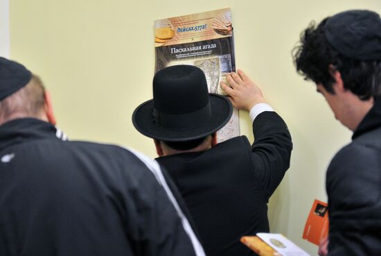 Preparation for Passover in the synagogue at Butyrka prison