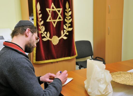 Preparation for Passover in the synagogue at Butyrka prison