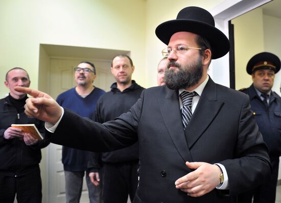 Preparation for Passover in the synagogue at Butyrka prison