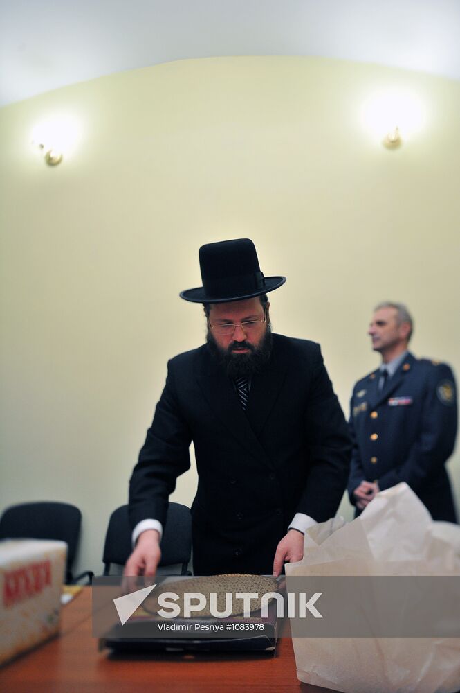 Preparation for Passover in the synagogue at Butyrka prison
