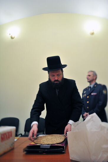 Preparation for Passover in the synagogue at Butyrka prison