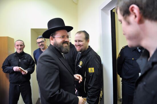 Preparation for Passover in the synagogue at Butyrka prison