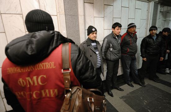 Federal Migration Service raids Moscow railway terminals