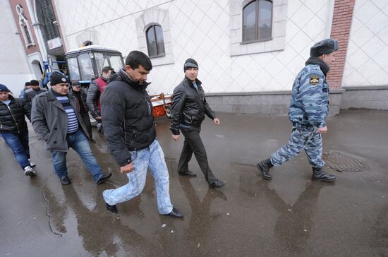 Federal Migration Service raids Moscow railway terminals