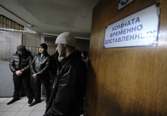 Federal Migration Service raids Moscow railway terminals