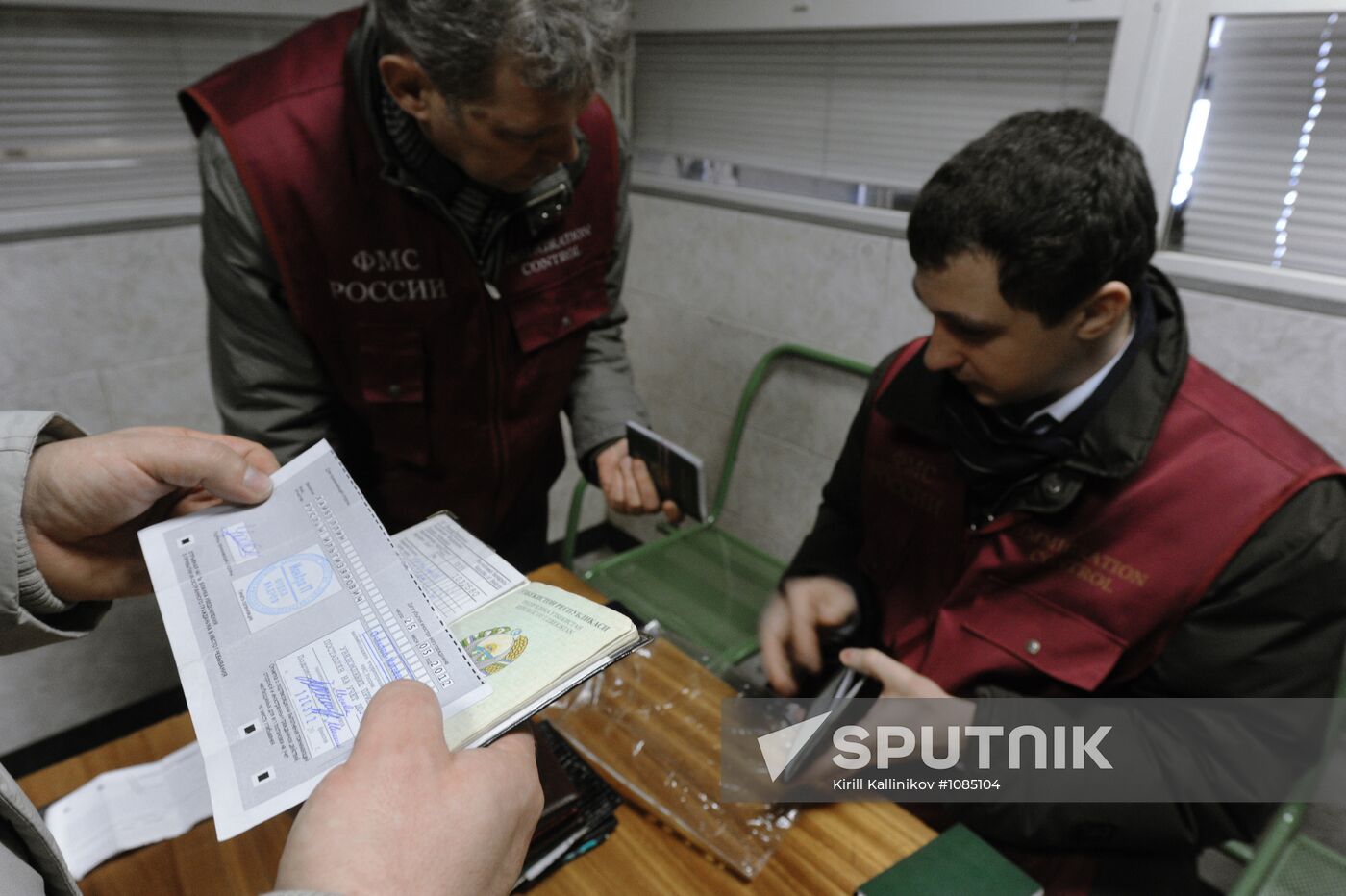 Federal Migration Service raids Moscow railway terminals