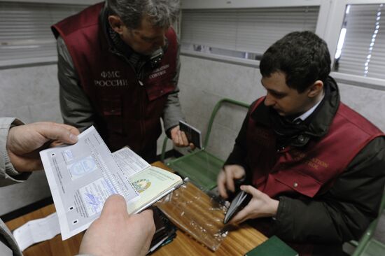 Federal Migration Service raids Moscow railway terminals