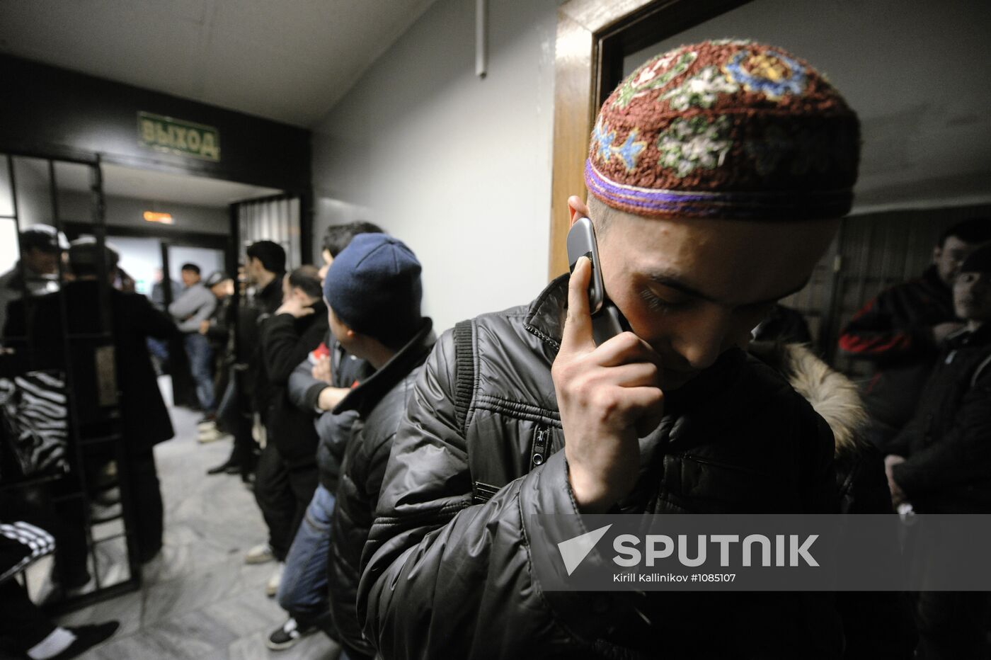 Federal Migration Service raids Moscow railway terminals