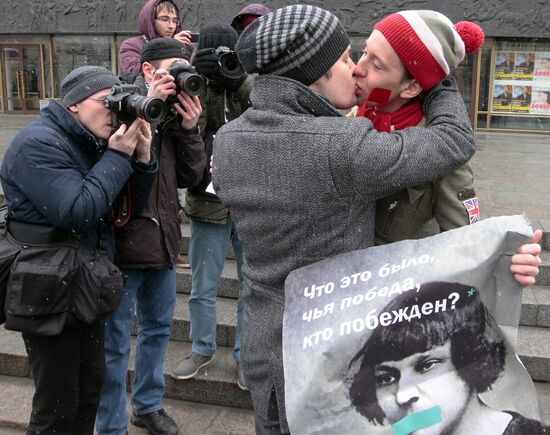 Gay activists' rallies at Oktyabrsky concert hall