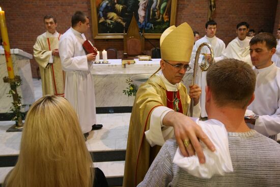 Believers celebrate Catholic Easter in Novosibirsk