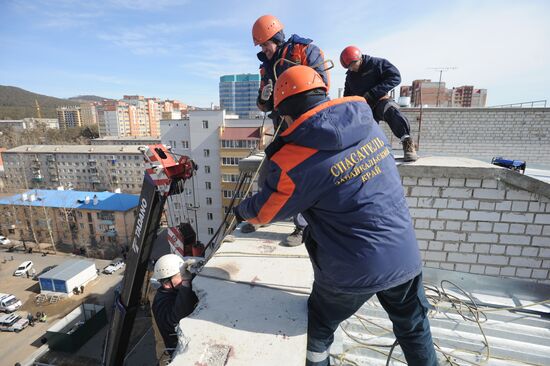 Rescuers disassemble crane that fell in Chita