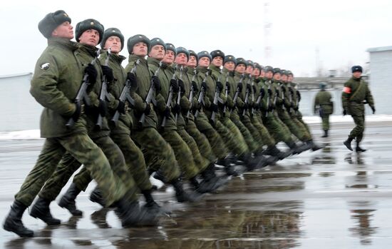 Training of troops for parade using separate military divisions