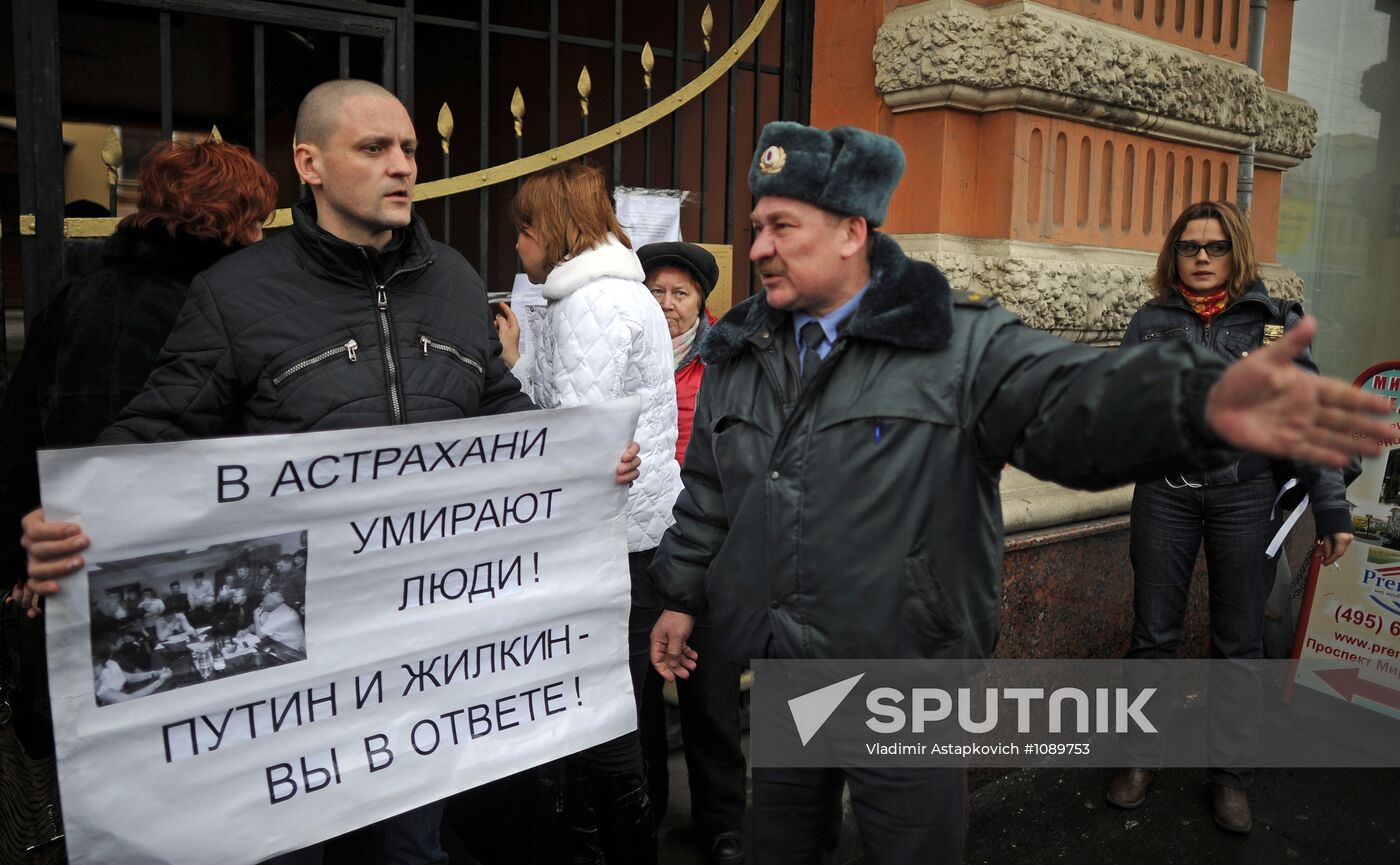 Picket outside Astrakhan region mission in Moscow
