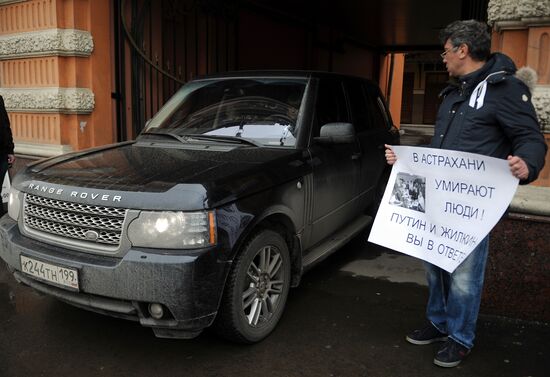Picket outside Astrakhan regional office in Moscow