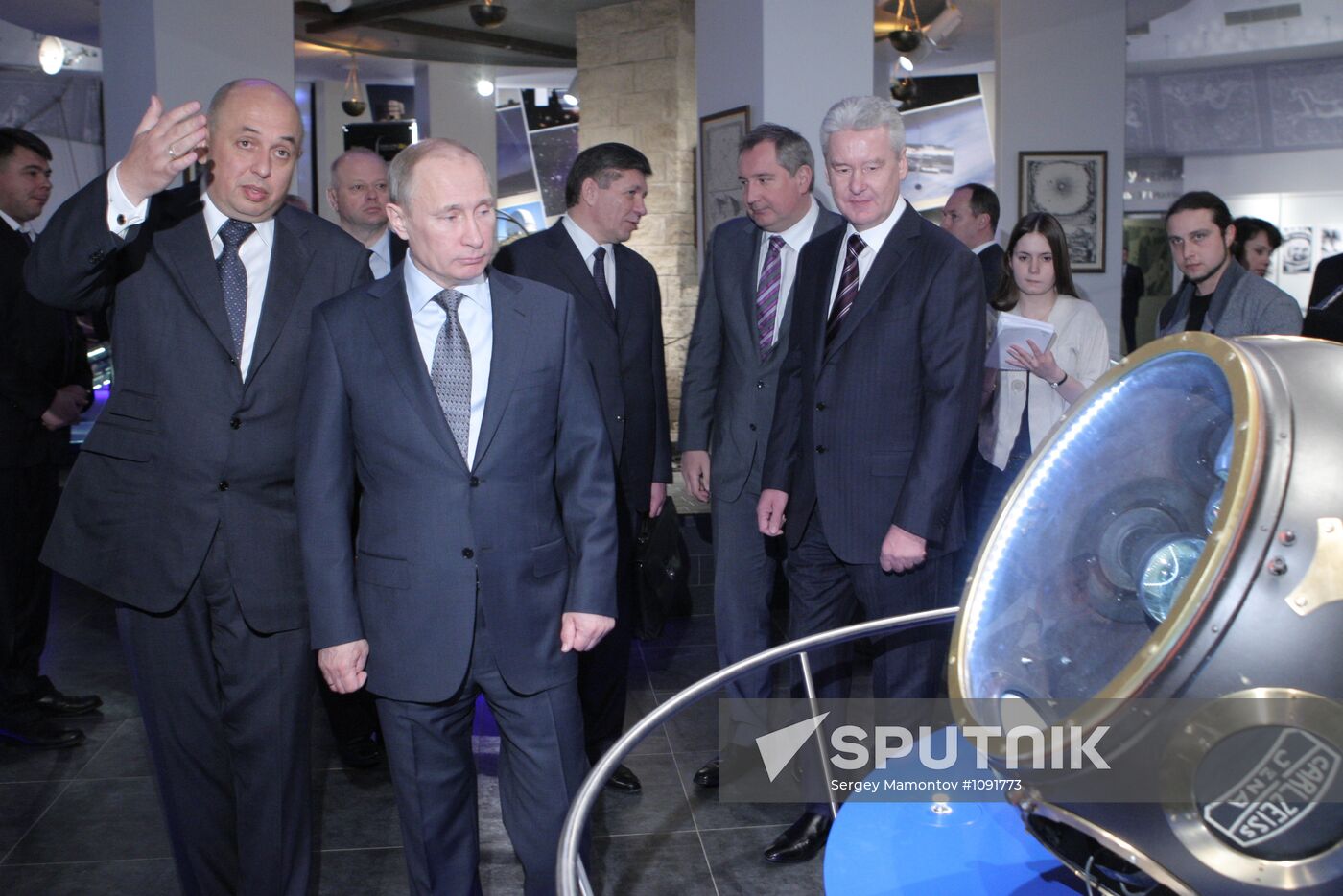 Vladimir Putin visits Moscow planetarium on Cosmonautics Day