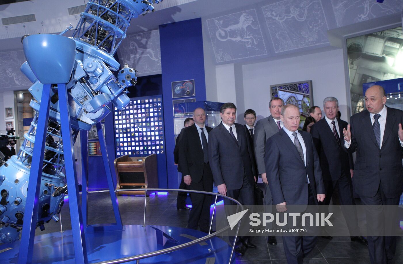 Vladimir Putin visits Moscow planetarium on Cosmonautics Day