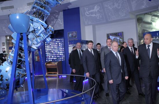 Vladimir Putin visits Moscow planetarium on Cosmonautics Day