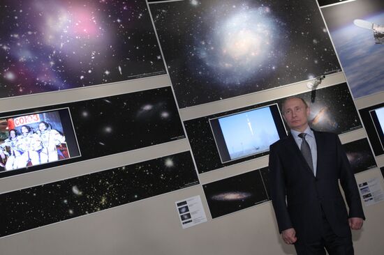 Vladimir Putin visits Moscow planetarium on Cosmonautics Day