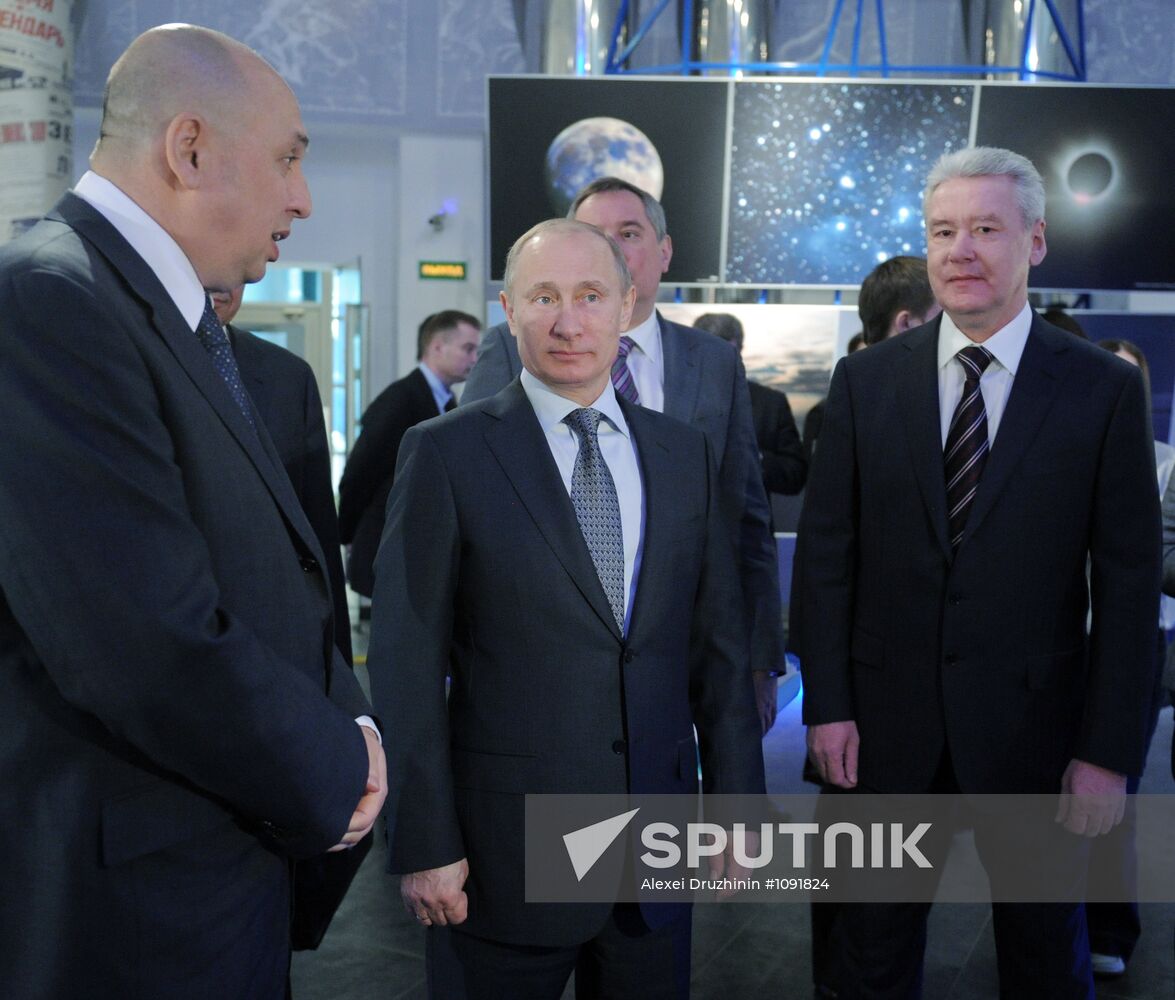 Vladimir Putin visits Moscow planetarium on Cosmonautics Day