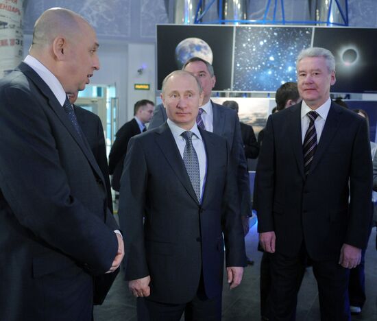 Vladimir Putin visits Moscow planetarium on Cosmonautics Day