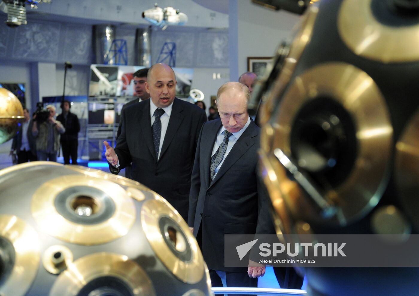 Vladimir Putin visits Moscow planetarium on Cosmonautics Day