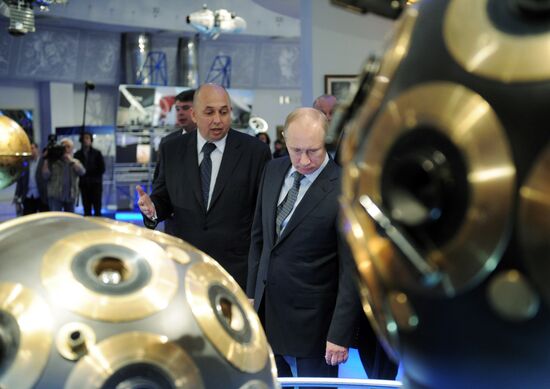 Vladimir Putin visits Moscow planetarium on Cosmonautics Day