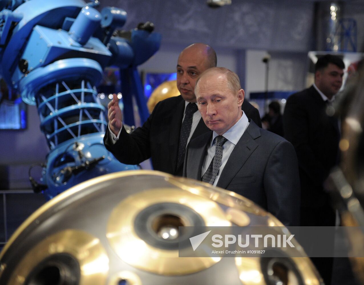 Vladimir Putin visits Moscow planetarium on Cosmonautics Day