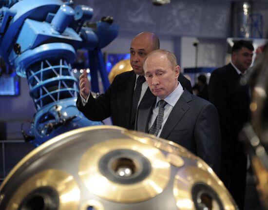 Vladimir Putin visits Moscow planetarium on Cosmonautics Day