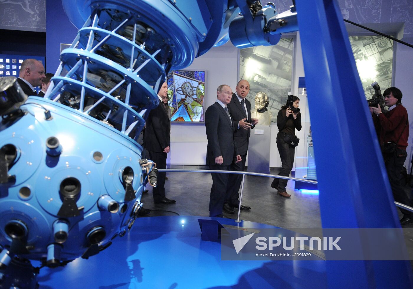 Vladimir Putin visits Moscow planetarium on Cosmonautics Day