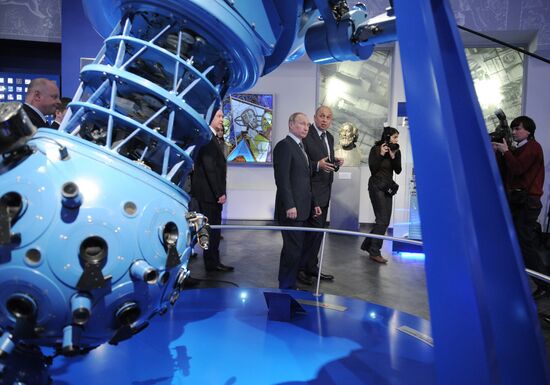 Vladimir Putin visits Moscow planetarium on Cosmonautics Day
