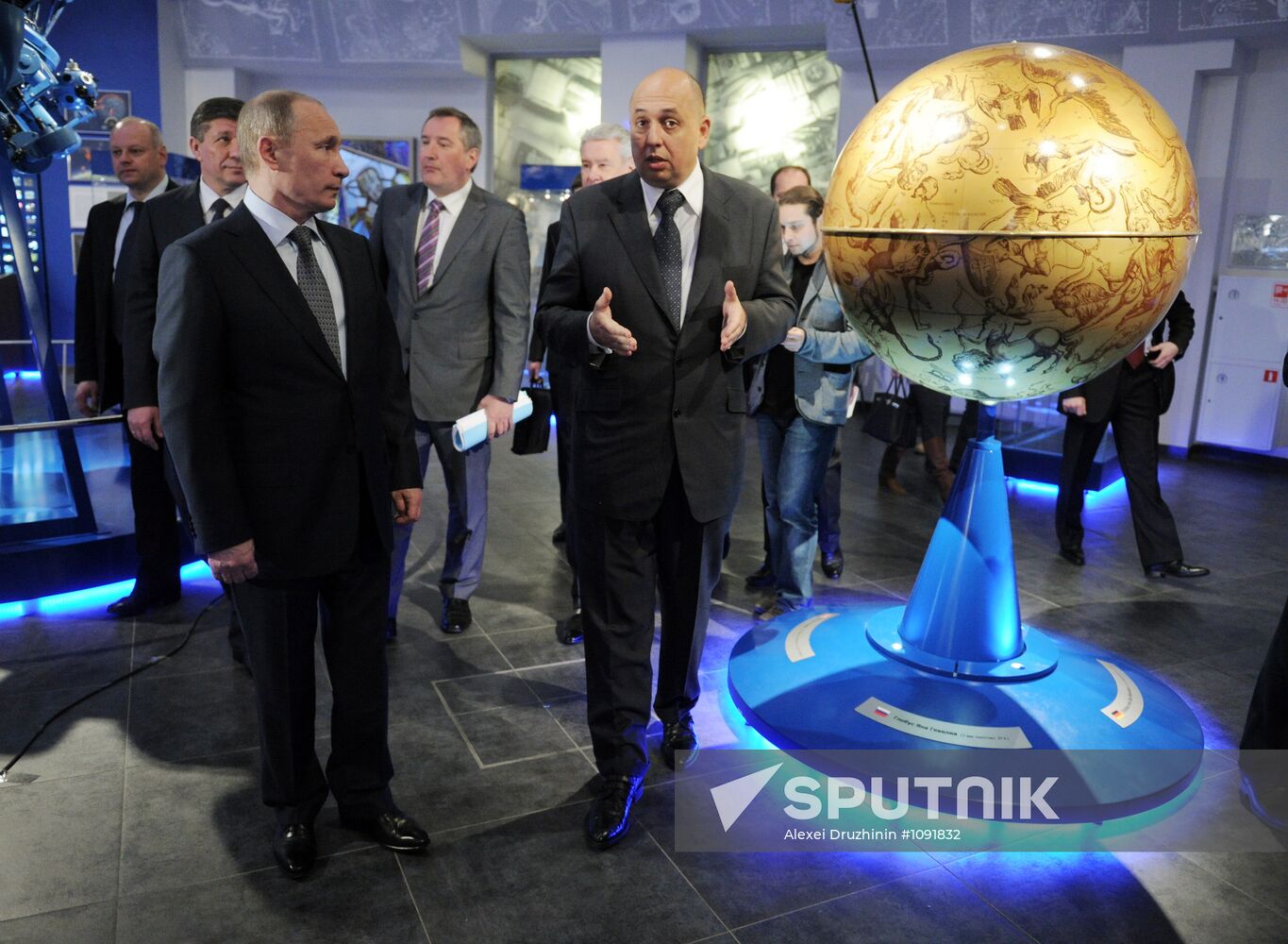 Vladimir Putin visits Moscow planetarium on Cosmonautics Day