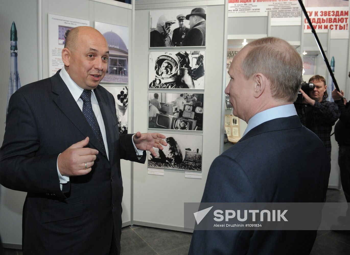 Vladimir Putin visits Moscow planetarium on Cosmonautics Day