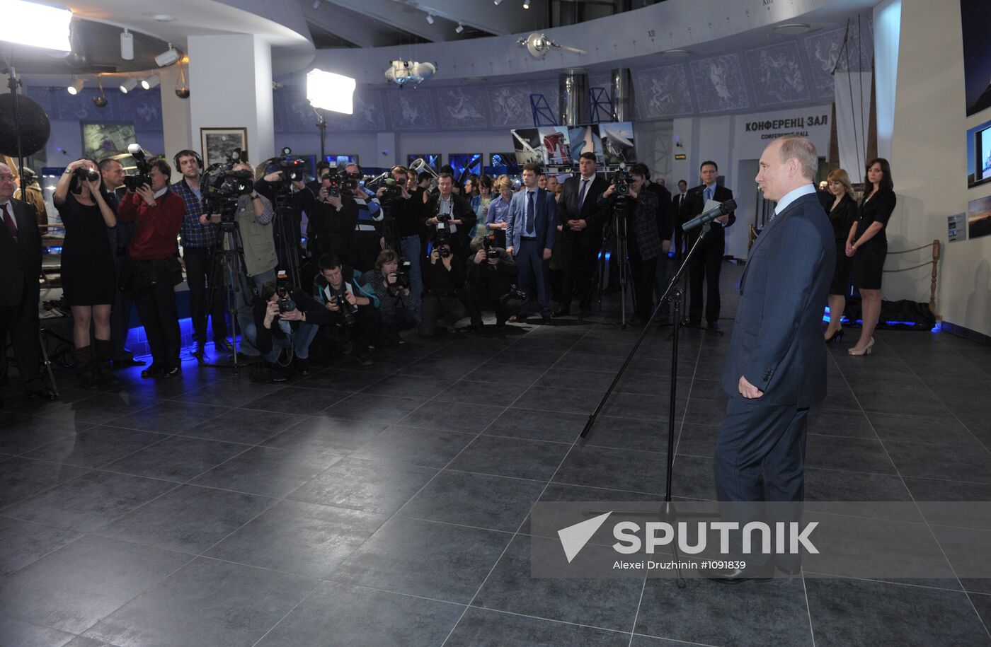 Vladimir Putin visits Moscow planetarium on Cosmonautics Day
