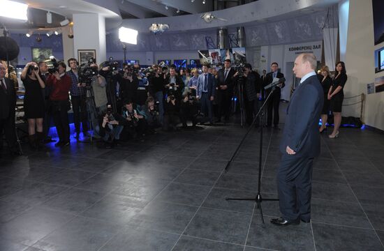 Vladimir Putin visits Moscow planetarium on Cosmonautics Day