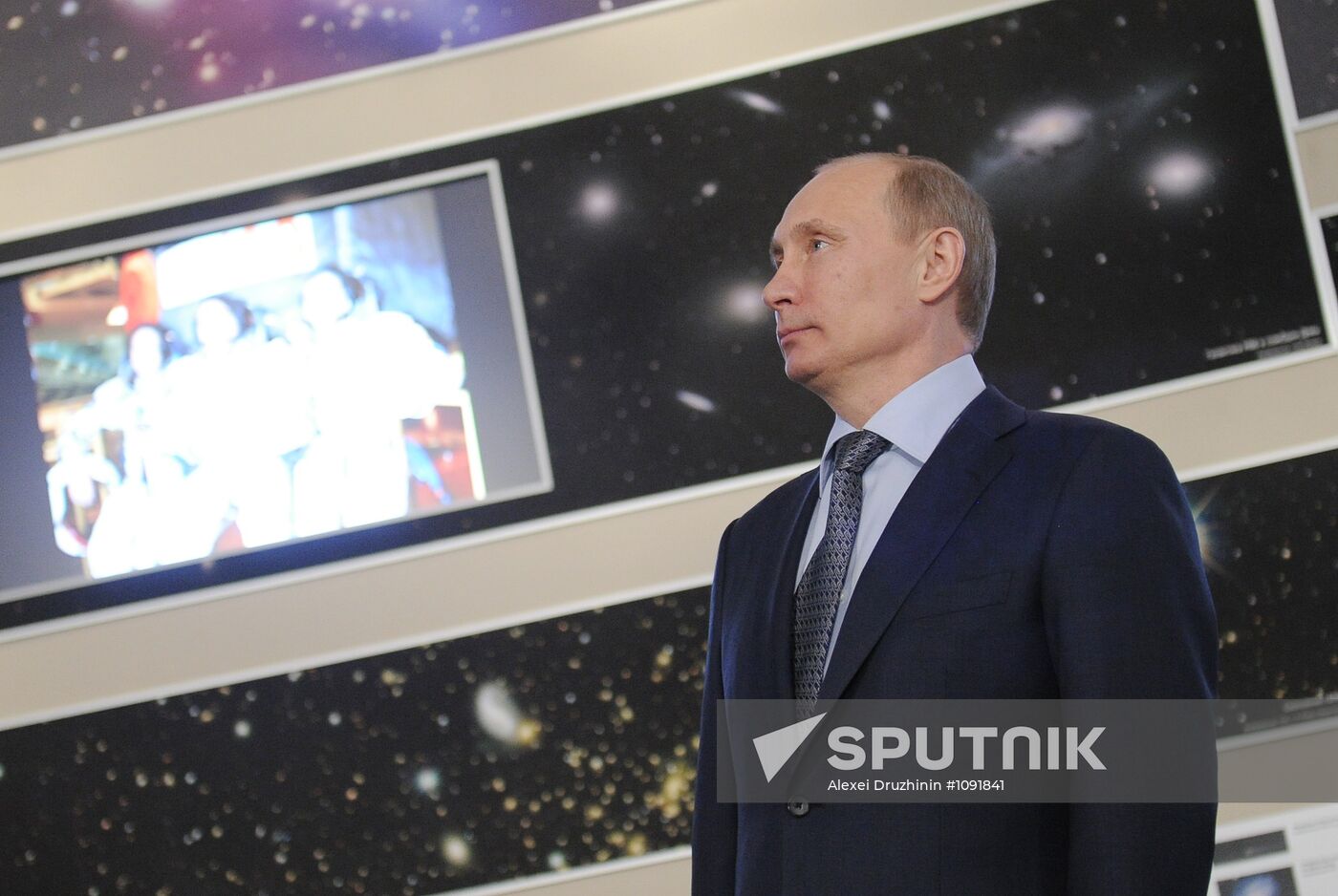 Vladimir Putin visits Moscow planetarium on Cosmonautics Day